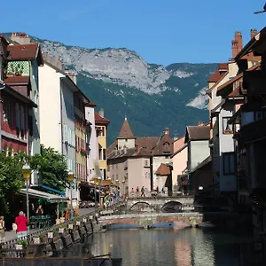 Des Alpes 2*, Annecy Francia